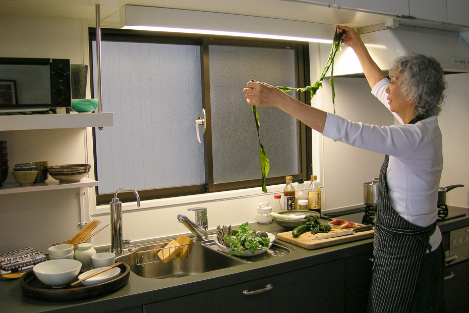 Kunkiko Ibayashi Changchien prepares seaweed at home in Tokyo.